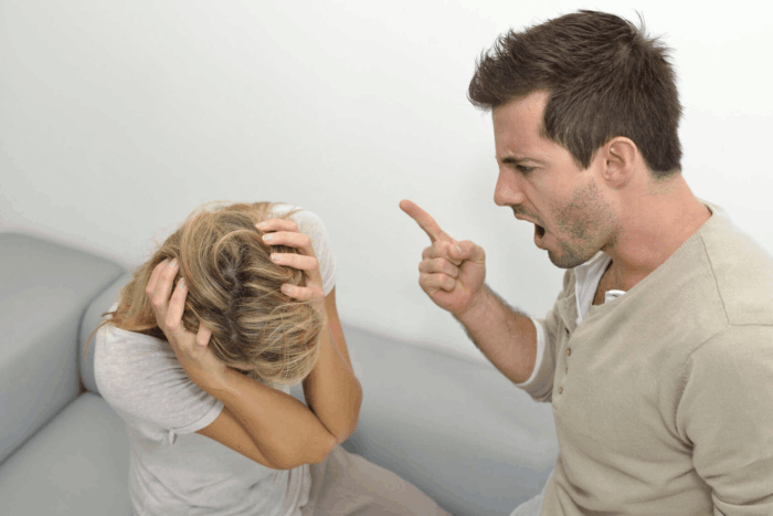 Warum ein Ehemann seine Frau beleidigt und erniedrigt: Psychologie, Expertenrat