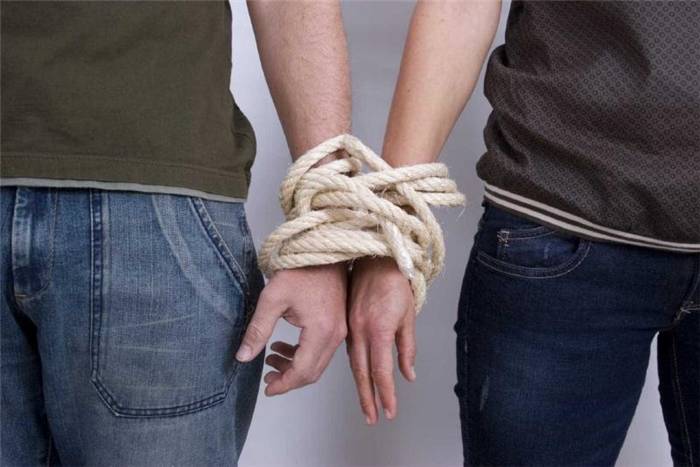 Eine Co-Abhängigkeit bringt kein Glück und man muss Trost auf der anderen Seite suchen, was die Sache noch schlimmer macht