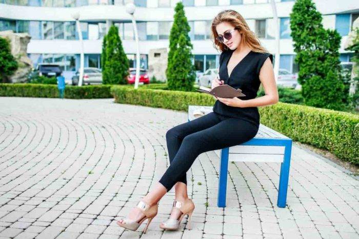 Lesendes Mädchen auf einer Parkbank