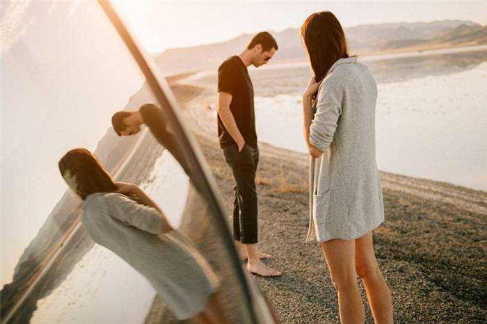 5 emotionale Gründe, warum ein Mann mit seiner Ex-Frau zusammenlebt