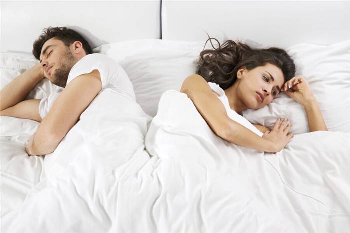 unglückliches Paar im Bett