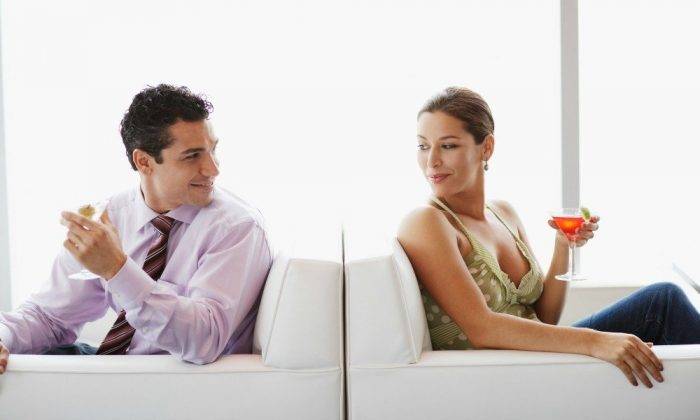 Geliebte flirtet mit anderen